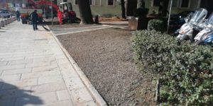Piazza San Francesco a misura di bambino: stesa la ghiaia nelle parti senza erba