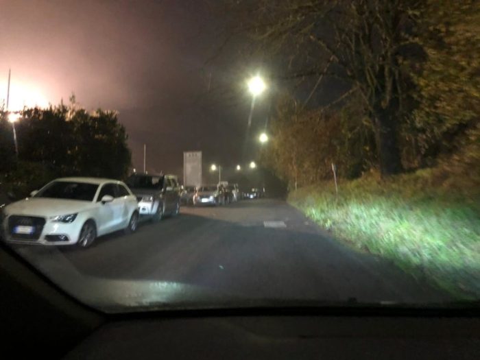 Auto parcheggiate nella carreggiata durante le partite, pericolo al Petriccio