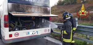 Autobus prende fuoco sulla Siena Bettole