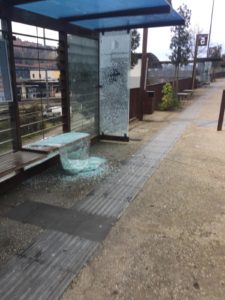 Vetri spaccati e vandalismo alla fermata dei bus di via Lombardi