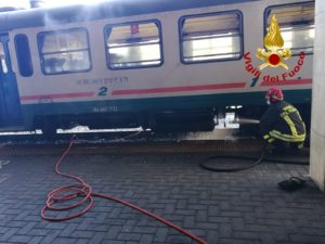 Vagone del treno prende fuoco