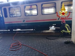 Vagone del treno prende fuoco