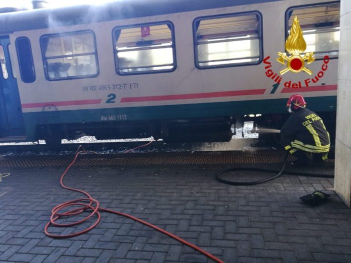 Vagone del treno prende fuoco
