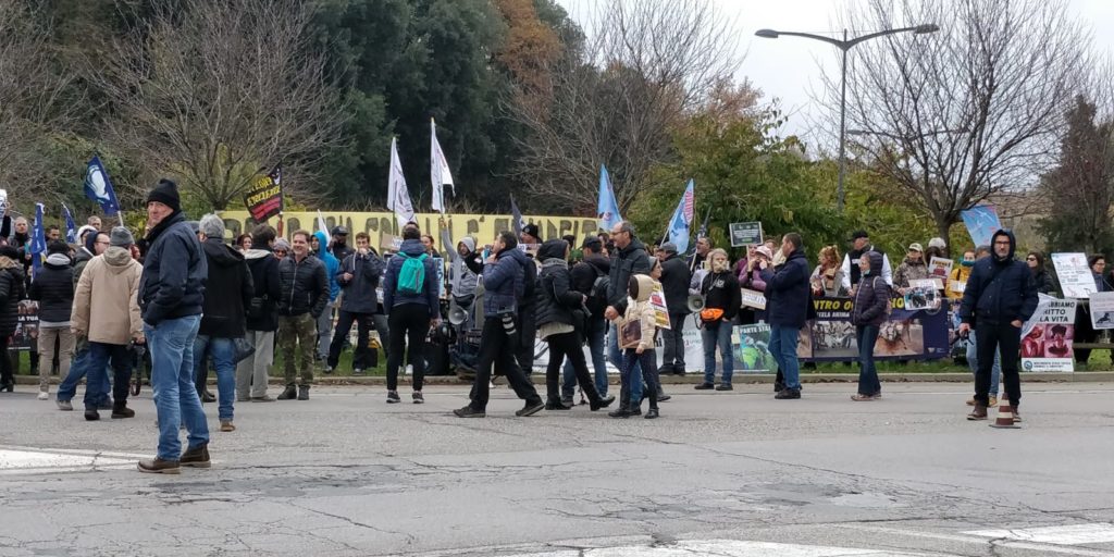 Inizia la manifestazione degli animalisti in Pescaia - FOTO E VIDEO