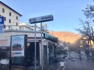 Farmacia divorata dalle fiamme