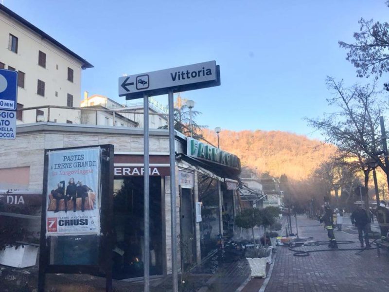 Farmacia divorata dalle fiamme
