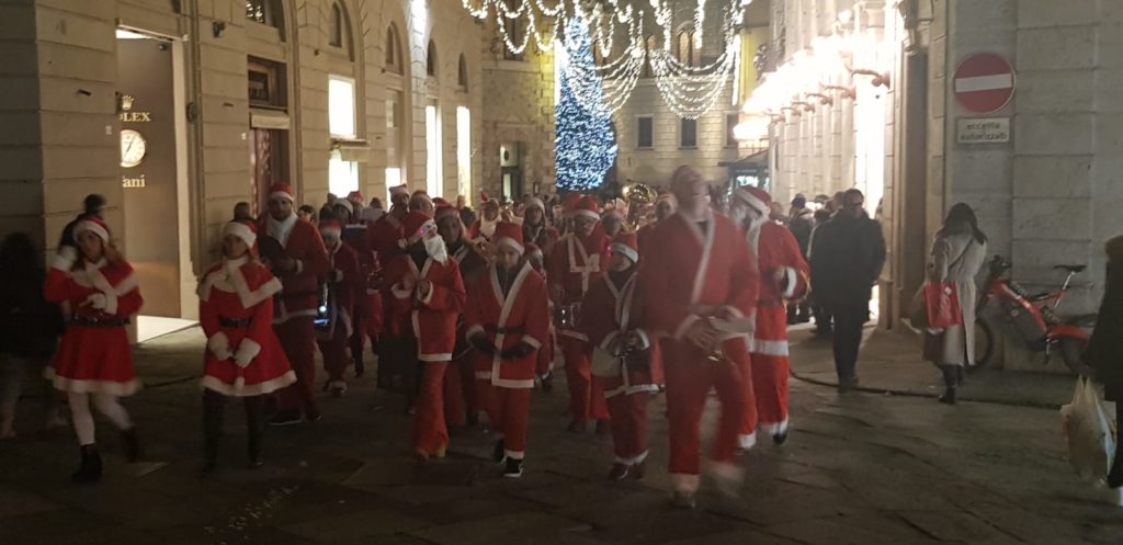 I Babbi Natale della Banda Citt&agrave; del Palio suonano per le vie di Siena - FOTO