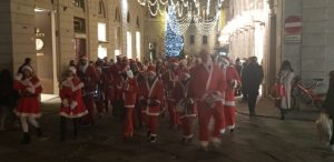 I Babbi Natale della Banda Citt&agrave; del Palio suonano per le vie di Siena - FOTO