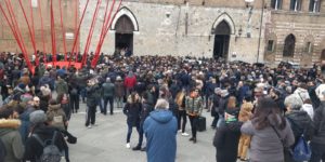 Una folla per l'ultimo saluto ad Arturo Pratelli