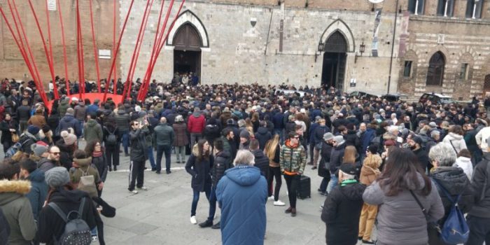 Una folla per l'ultimo saluto ad Arturo Pratelli