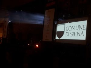 Polemica loghi su Palazzo Pubblico: il Comune cambia idea