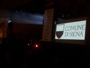 Polemica loghi su Palazzo Pubblico: il Comune cambia idea