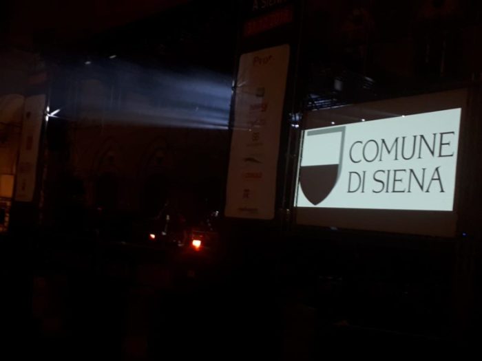 Polemica loghi su Palazzo Pubblico: il Comune cambia idea