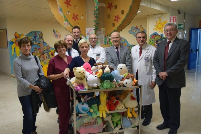 Natale alle Scotte, dipendenti e Comitato soci Coop Siena donano peluches ai bimbi di pediatria