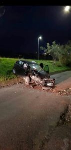 Auto perde il controllo e si schianta su un cipresso