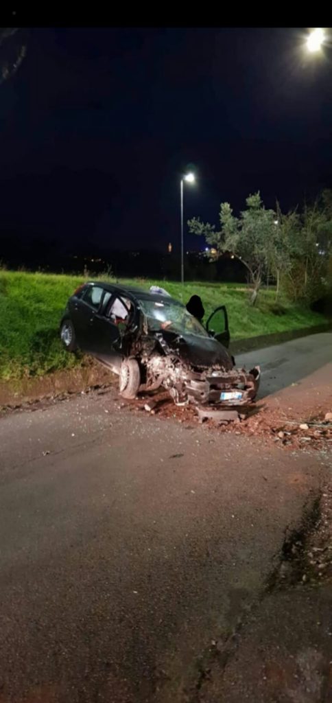Auto perde il controllo e si schianta su un cipresso