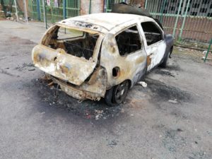 Resti di un auto bruciata davanti all'ex scuola Alfieri (FOTO)