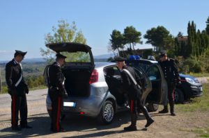 Ruba un'auto e ci ripensa: i carabinieri la ritrovano