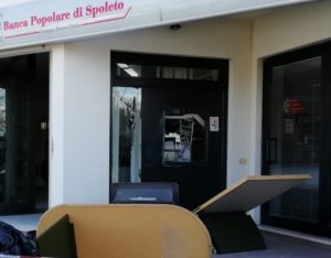 Fanno saltare il bancomat e fuggono con i soldi