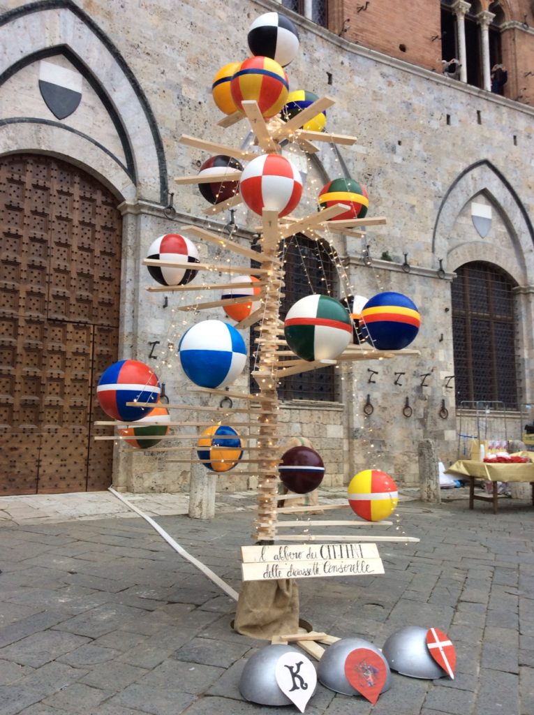 In Piazza del Campo l'albero di Natale dei piccoli delle Contrade - FOTO