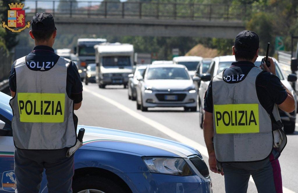 Polizia Stradale ferma autista con patente falsa e scatola nera taroccata