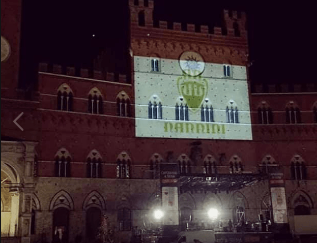 Loghi pubblicitari proiettati su Palazzo Pubblico, bufera sui social