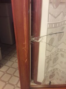 Va in cucina e si trova faccia a faccia coi ladri