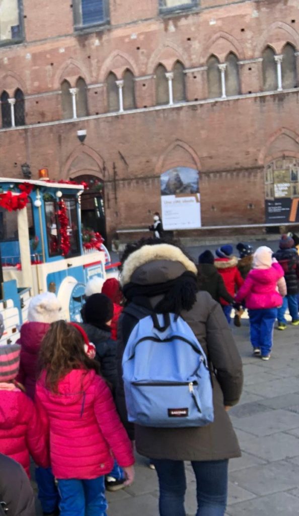I bimbi della materna in tour per Siena sul trenino natalizio