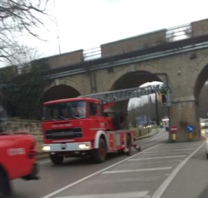Parti esterne dei mattoni cadono dal ponte della Madonnina Rossa