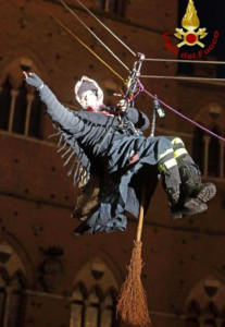 La Befana viene gi&ugrave; dalla Torre del Mangia - FOTO