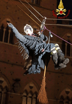 La Befana viene gi&ugrave; dalla Torre del Mangia - FOTO