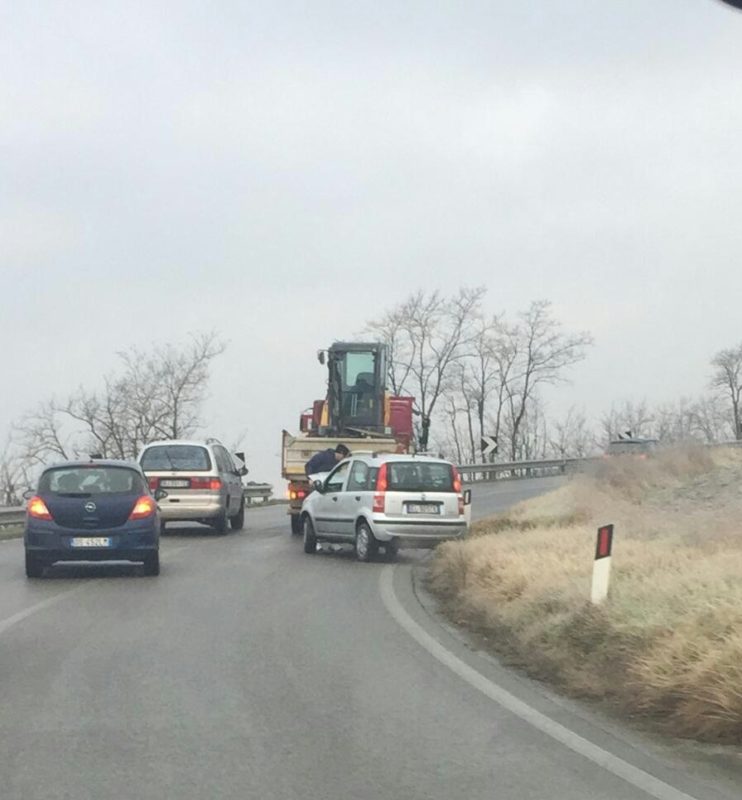 Auto fuori strada sulla Cassia