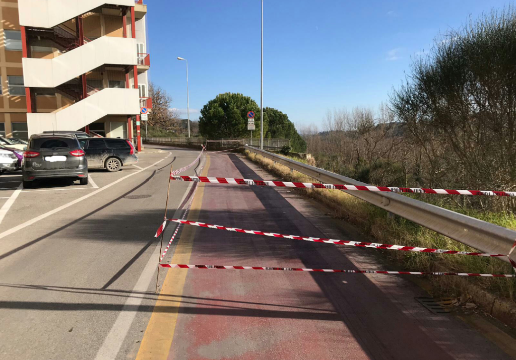 Strada interna di accesso alle Scotte, cede muro perimetrale