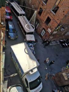 Si guasta il trenino di Natale, traffico bloccato in via San Pietro