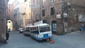 Trenino di Natale ancora fermo in attesa di rimozione