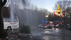 Tubo dell'acqua rotto dopo incidente, fontana in viale Toselli