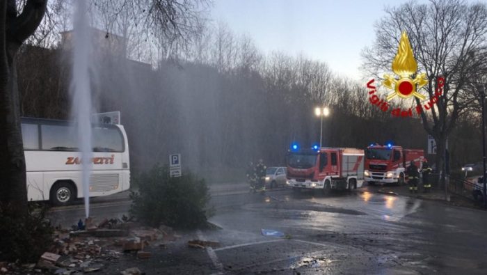 Tubo dell'acqua rotto dopo incidente, fontana in viale Toselli