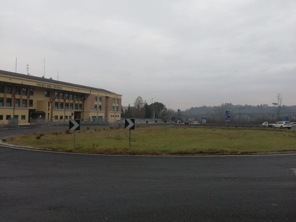 Nella rotonda dei vigili del fuoco un'opera d'arte del maestro Lippi