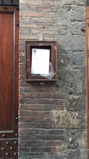 Spaccato il vetro di una teca alla porta di Contrada