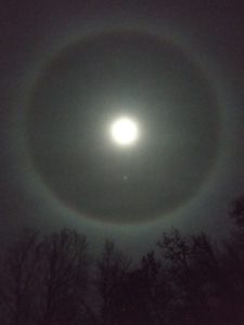 Uno strano cerchio intorno alla Luna: maltempo in arrivo?