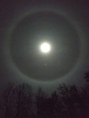 Uno strano cerchio intorno alla Luna: maltempo in arrivo?