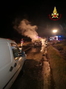 Incidente sulla Cassia, 4 auto coinvolte e due mezzi a fuoco - FOTO