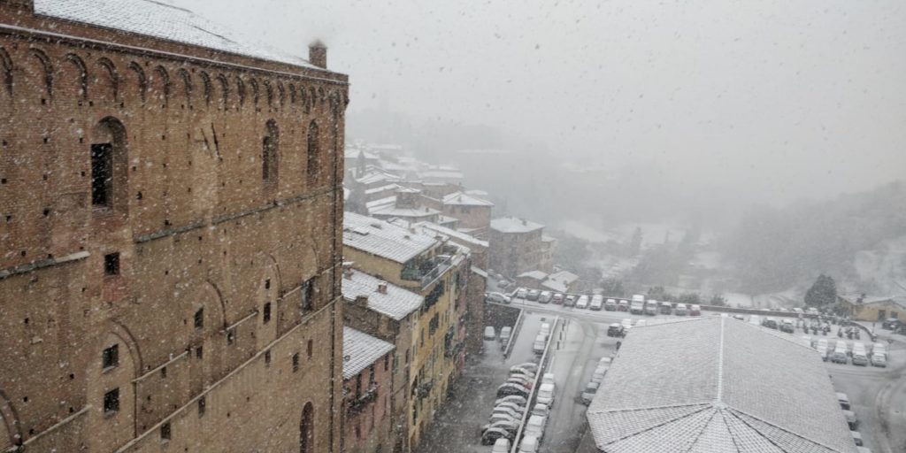 Bollettino meteo pomeridiano, la Regione si accorge della nevicata a Siena: "Viabilit&agrave; critica"