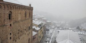 Bollettino meteo pomeridiano, la Regione si accorge della nevicata a Siena: "Viabilità critica"