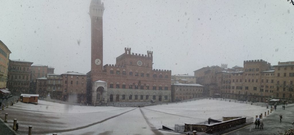 Allerta neve, traffico bloccato in Fortezza. Chiusa l'uscita Siena Sud tangenziale