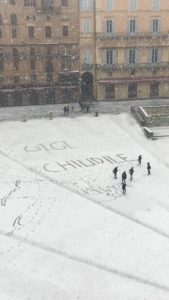 Piazza del Campo imbiancata. Gli studenti al sindaco: "Chiudi le scuole"