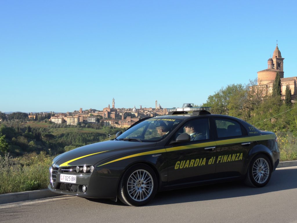 La Guardia di Finanza contro i "furbetti dei saldi": scoperti prezzi gonfiati prima degli sconti