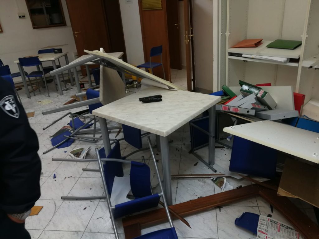 Bancomat esploso ad Isola d'Arbia, ecco le foto del circolo