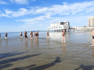 A Follonica primo bagno dell'anno per 26 coraggiosi
