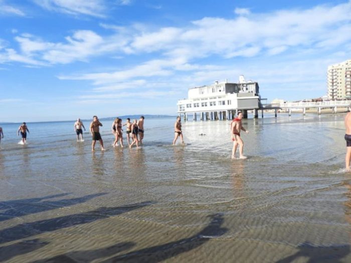 A Follonica primo bagno dell'anno per 26 coraggiosi